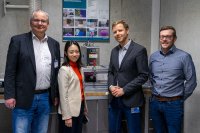 Dr. Jörg Söllner (Ushio Germany), Yuki Sashiwa (Ushio Inc.), Christian Eck und Michael Heilig (beide SKZ) bei der Übergabe des VUV-Excimer-Systems (v.l). (Foto: Luca Hoffmannbeck, SKZ) Dr. Jörg Söllner (Ushio Germany), Yuki Sashiwa (Ushio Inc.), Christian Eck und Michael Heilig (beide SKZ) bei der Übergabe des VUV-Excimer-Systems (v.l). (Foto: Luca Hoffmannbeck, SKZ)