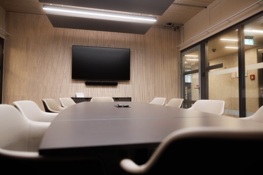 Hochmodern digital ausgestattete Meetingräume für den den fachlichen Austausch der Mitarbeitende.jpg