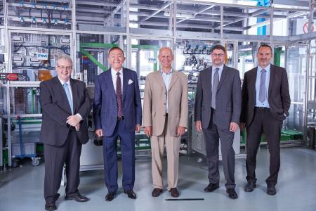 Große Freude beim Vorstand der Proton Motor Power Systems plc über die neue Auszeichnung_vl_R. Kotlarzewski (CFO), Dr. F. Nahab (CEO), H. Gierse (Chairman), S. Goldner (CTO_COO), M. Limbrunner (Director Sales & Marketing)