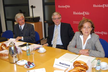 Das Foto (F. Froeßl, Umweltministerium) zeigt Ministerin Margit Conrad
