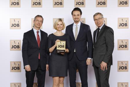 MC-Bauchemie erhält TOP JOB-Arbeitgebersiegel (von links nach rechts): Christoph Hemming (Bereichsleiter HR), Anna Kaja (HR-Managerin), Nicolaus Müller (Geschäftsführer MC-Bauchemie) und Wolfgang Clement (Mentor/Bundeswirtschaftsminister a.D.)