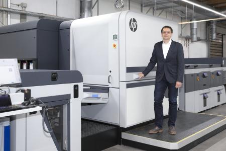 The HP Indigo 100K has been up and running at the Onlineprinters production site in Neustadt an der Aisch already since August 2019. The digital printing experts of Onlineprinters had the opportunity to learn all about HP's latest addition to the Indigo family during running operation. Jürgen Winkler, Director Operations of Onlineprinters, and his team participated in the development of the new printing press in advance of its market launch / Copyright: Thomas Paulus/Onlineprinters GmbH