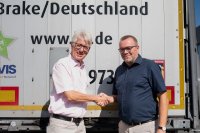 Hilfe für die ukrainische Partnerstadt Schazk: Bürgermeister Michal Kurz, Stadt Brake (Unterweser), und Simeon Breuer, Vorstandsmitglied der L.I.T.-Gruppe, bekräftigen mit einem Handschlag die erfolgreiche Zusammenarbeit bei der Organisation eines weiteren Hilfstransports. (Foto: L.I.T.) Hilfe für die ukrainische Partnerstadt Schazk: Bürgermeister Michal Kurz, Stadt Brake (Unterweser), und Simeon Breuer, Vorstandsmitglied der L.I.T.-Gruppe, bekräftigen mit einem Handschlag die erfolgreiche Zusammenarbeit bei der Organisation eines weiteren Hilfstransports. (Foto: L.I.T.)