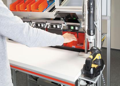 Assistenzsysteme wie Poka Yoke von Mitsubishi Electric leiten den Werker anhand visueller Hinweise durch die Montage und dienen der Qualitätssicherung