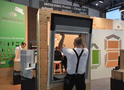 Genial durchdacht, perfekt gemacht!
Beim Einbau neuer Fenster in die Fassade muss das Ausbilden passgenauer Bauteilanschlüsse kein zeitraubendes kleinteiliges Unterfangen sein: Mit dem Holzbau-Modul Prefab-Zarge 1.0 beschleunigt INTHERMO den Baufortschritt erheblich.
Foto: Achim Dathe für INTHERMO, Ober-Ramstadt, www.inthermo.de