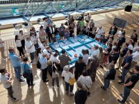 Gute Stimmung: Die Teams und das Publikum hatten großen Spaß beim JuMaMi-Roboterwettbewerb.