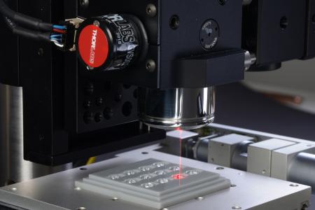 OCT-Scankopf mit Linsentray zur Form- und Zentrierprüfung spritzgegossener Mikrolinsen