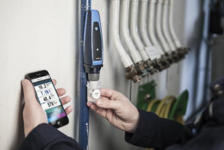 Das CAPBs® sens WQ 10 von Afriso überträgt die Messwerte per Bluetooth direkt auf das Smartphone oder Tablet, Quelle: Afriso