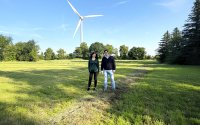 Benedikt von Lüninck, Senior Project Manager bei ENOVA, und Luisa Höper, Projektentwicklerin bei UKA, im Windpark Aschhausen. Benedikt von Lüninck, Senior Project Manager bei ENOVA, und Luisa Höper, Projektentwicklerin bei UKA, im Windpark Aschhausen.
