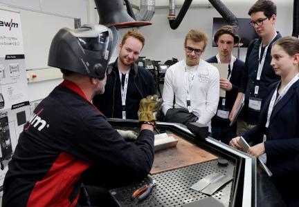 Im unternehmenseigenen Technologiezentrum präsentierte EWM den WHU-Studierenden praktische Anwendungen aus seinem schweißtechnischen Produktprogramm