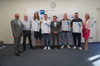 MOBA Ausbildungschampions 2023
V.l.n.r: Ulrich Heep, Frank Wolf, Kai-Dominik Hoppe, Lennox Jess, Dr. Holger Barthel, Robin Thorn, Dustin Völker, Monika Sommer MOBA Ausbildungschampions 2023
V.l.n.r: Ulrich Heep, Frank Wolf, Kai-Dominik Hoppe, Lennox Jess, Dr. Holger Barthel, Robin Thorn, Dustin Völker, Monika Sommer