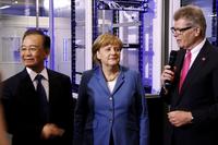 Friedhelm Loh begrüßt Bundeskanzlerin Dr. Angela Merkel und Chinas Regierungschef Wen Jiabao bei Rittal auf der Hannover Messe 2012 / Quelle: Rittal GmbH & Co. KG 