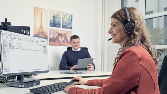 cemecon_employees_advising_customers-by_phone.webp