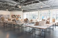 Rückblick auf die Sommerschau 2024 an der Hochschule Bremen (HSB). Das Bild zeigt einen Teil der Ausstellung im Foyer der Mensa am Campus Neustadtswall