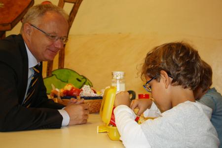 GLS bringt die Bio-Brotbox. Dr. Martin Hermesch, Region Manager Germany North der GLS und Team beteiligten sich an der Verteilung in einer Hamburger Grundschule sowie am gemeinsamen Frühstück