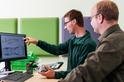 Bild_5_SHZ_Mitarbeiter_Produktentwicklung.jpg