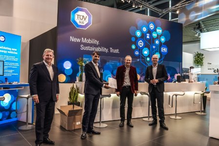 Starke Partner: Jürgen Immer, CFO Mobility TÜV SÜD, Patrick Fruth, CEO Mobility TÜV SÜD, Andreas Dünkel, Vorsitzender MOTORWORLD Group und Axel Bischopink, COO Mobility TÜV SÜD bei der Vertragsunterzeichnung auf der IAA Mobility. (v.l.n.r.)