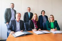 Tobias Zimmermann, Dr. Markus Coenen, Thomas Fösel, Antje Runge, Ulrike Lindemann und Julia Antoni (von li. nach re.) bei der Unterzeichnung des Vertrags, der die Gründung der Netzdienste Oberursel (Taunus) GmbH & Co. KG besiegelt. Tobias Zimmermann, Dr. Markus Coenen, Thomas Fösel, Antje Runge, Ulrike Lindemann und Julia Antoni (von li. nach re.) bei der Unterzeichnung des Vertrags, der die Gründung der Netzdienste Oberursel (Taunus) GmbH & Co. KG besiegelt.
