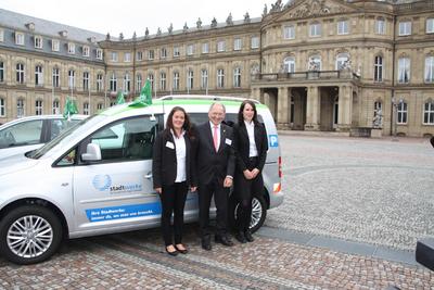 Fahrzeugbesichtigung durch Staatssekretär Peter Hofelich von links
Lena Wahl, Stadtwerke Schwäbisch Hall GmbH, Marketing und
Vertrieb
Peter Hofelich MdL, Staatssekretär im Ministerium für Finanzen
und Wirtschaft Baden-Württemberg
Patricia Wirth, Stadtwerke Schwäbisch Hall GmbH, Marketing und
Vertrieb