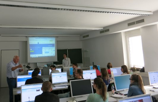 Studenten der Fachhochschule Erfurt beim Erlernen der TecArt-Software im Seminar E-Business.jpg