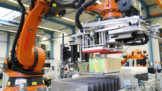 KOCH_Vollautomtische Palettierung von Schrumpfpaketen.jpg