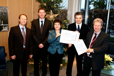 V.l.n.r.: B. Schmölz; T. Bökenkamp, S. Siebert, B. Betzold, W. Gum, Bürgermeister der Gemeinde Seefeld, der den Scheck stellvertretend für die Deutsche KinderKrebshilfe in Empfang nahm., Foto: 3M