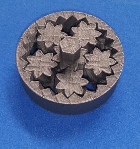 Funktionsbauteile können direkt mit dem Verfahren des selektiven Laserstrahlschmelzens und mit dem Material der Werkstoffnummer 1.2709 hergestellt werden. Gesehen auf dem Stand des ifw Jena während der RapidTech 2018. Quelle: DVS