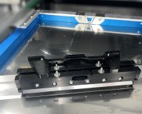 Ein vorbereitetes Setup aus Rakel, Pastentransfereinheit, Adapter und Schablone ermöglicht automatisierte Rüstwechsel am DEK TQ Drucker – schnell und einfach.