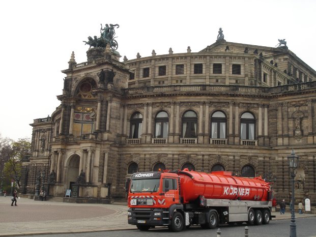 Körner-Fahrzeug vor Semperoper.JPG