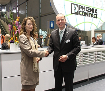 Ann-marie Bosworth und Frank Stührenberg besiegelten die Ausweitung der Partnerschaft auf der Hannover Messe.