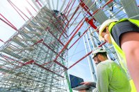 Eine eindrucksvolle PERI UP Trag- und Montagegerüstlösung diente zur Errichtung des Holztragwerks in 32 m Höhe. Eine eindrucksvolle PERI UP Trag- und Montagegerüstlösung diente zur Errichtung des Holztragwerks in 32 m Höhe.