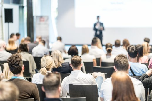 AdobeStock_347254520_Konferenz_Publikum.jpeg