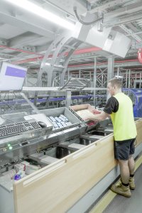 Ergonomisch optimierte Ware-zur-Person Advanced Pick Stations two-level