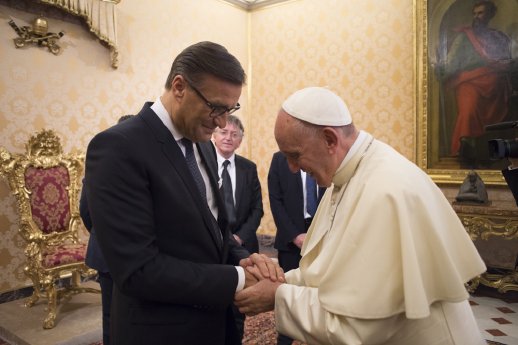 Osram_Olaf Berlien mit Papst Franziskus.jpg