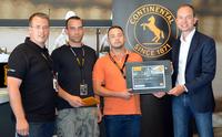 Dr. Marko Multhaupt, Continental übergibt den Preis an Martin Degenhardt und Mario Oehme, Spedition Degenhart, Timo Röbbel, Continental (von rechts nach links:)