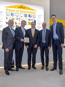 During the presentation of the award "Supplier of the year 2015" at the Hannover Messe 2016, from left to right: Eugene Wojciechowski (Husky), Randy Auld (Husky), Andreas Baumüller (Baumüller), Stephan König (Husky), Roel Hoogveld (Husky)