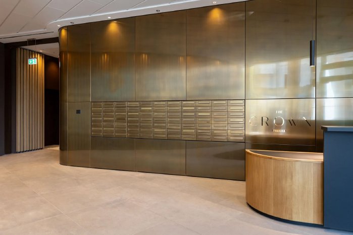 Briefkastenanlage TheCrown Hamburg 01.jpg