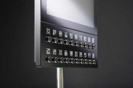 HMI geht neue Wege: Mit dem Digital Label System (DLS) können Maschinensteuerungen je nach Anwender immer wieder umgeschrieben werden, indem Tasten und E-Paper miteinander verknüpft werden. Die Funktionalität ändert sich bei Bedarf binnen Sekunden