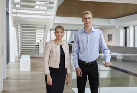 Jonathan Kohlschreiber, 18-jähriger Abiturient aus Igersheim, ist Preisträger des WITTENSTEIN-Stipendiums 2019 – im Bild mit Dr. Anna-Katharina Wittenstein, Vorstand der WITTENSTEIN SE, in der Innovationsfabrik in Igersheim-Harthausen