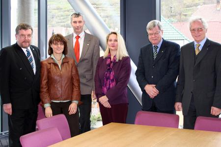 Rektor Heinrich Kern, Zentrumsleiterin Andrea Dungl-Zauner, Rektor Thomas Haase, Vizerektorin Ada Pellert, Departmentleiter Dieter Falkenhagen und Präsident Peter Fischer-Colbrie (Foto: Donau-Universität Krems)