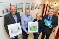 Der Amtsdirektor Hergen Reker, der Leiter Allgemeine Verwaltung Heinz Schneider und die Landtagsabgeordnete Ina Muhß haben mit WEMAG-Kommunalbetreuer Bernd Halfkath (v.l.) im Amt Putlitz-Berge die Cartoon-Ausstellung 