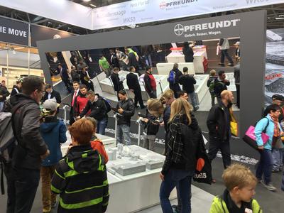 3-D Animationen eingebettet in realistischer Miniatur-Arbeitsumgebung beeindruckte bei PFREUNDT das Fachpublikum / Fotos: PFREUNDT GmbH, Südlohn, D