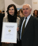 Der Leiter der Caparol-Akademie Horst Rusam nahm am 14. Januar auf der Fachmesse Heimtextil in Frankfurt von Susanne Kleber (eurodecor) die Urkunde für das beste Fortbildungsangebot der Branche entgegen. Foto: Caparol Farben Lacke Bautenschutz