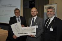 IHK-Präsident Klaus Olbricht (l.) und Prof. Dr. Armin Willingmann (Rektor der Hochschule Harz, r.) freuen sich jeweils mit den Preisträgern Dr. David Schmicker / Foto: IHK Magdeburg
