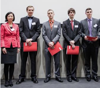 TU Darmstadt, von links nach rechts Vali Bluma, Leiterin Personalmarketing Heraeus, Axel Lukassen (Mathematik), Lukas Porz (Materialwissenschaften), Kai Schwierczek (Informatik), Mihail Slabki (Materialwissenschaften)