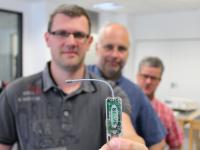 Ein USB-Funkstick für verschiedenste individuelle Anwendungen: Das SELVE-Entwicklungsteam – bestehend aus Andreas Werner (v. li.), Udo Herrmann und Markus Becker – präsentiert das neue commeo USB-RF Gateway, das die Einbindung von SELVE-Funkprodukten in andere Hausautomations-Systeme eröffnet sowie zudem auch abwärtskompatibel einsetzbar ist.