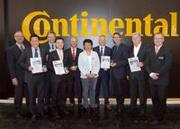 ContiTech hat auf der Hannover Messe seine Lieferanten des Jahres 2015 für den Bereich Schwingungstechnik und Geräuschisolierung ausgezeichnet (v. l.): Andreas Zentgraf (ContiTech), Stanley Kim (Chosen Moulding & Assembly), Volker Loitz (Karl A. Sass), Yuting Shen (Shanghai HEBA Die Casting), Christian Steinig-Nowakowski (BASF SE), Hicran Hayik-Koller (ContiTech), Holger Wantzelius (BASF SE), Sascha Bausch und Peter Görrissen (Brugger Magnetsysteme) und Diethard Schneider (ContiTech) (Foto: ContiTech) ContiTech hat auf der Hannover Messe seine Lieferanten des Jahres 2015 für den Bereich Schwingungstechnik und Geräuschisolierung ausgezeichnet (v. l.): Andreas Zentgraf (ContiTech), Stanley Kim (Chosen Moulding & Assembly), Volker Loitz (Karl A. Sass), Yuting Shen (Shanghai HEBA Die Casting), Christian Steinig-Nowakowski (BASF SE), Hicran Hayik-Koller (ContiTech), Holger Wantzelius (BASF SE), Sascha Bausch und Peter Görrissen (Brugger Magnetsysteme) und Diethard Schneider (ContiTech) (Foto: ContiTech)