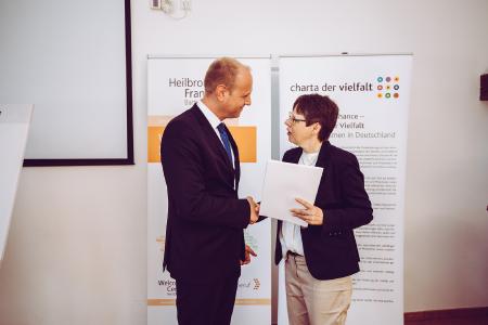 Geschäftsführer Andreas Nusko (Franz & Wach Personalservice) erhält die Zeichnungsurkunde von Dr. Birgit Buschmann (Wirtschaftsministerium Baden-Württemberg)