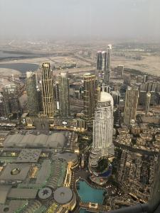 Atemberaubender Blick vom Burj Khalifa auf eine Stadt voller Möglichkeiten