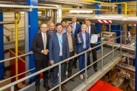 Mecklenburg-Vorpommern ist „Champion Tiefe Geothermie“. Gäste der Preisübergabe (v.li.): Landrat Stefan Sternberg, Bürgermeister Steffen Klieme, BVG-Geschäftsführer Dr. André Deinhardt, Landtagsabgeordneter Christian Winter, WEMAG-Vorstand Caspar Baumgart, Aufsichtsratsvorsitzender Christian Rosenkranz, Ministerpräsidentin Manuela Schwesig und Energieminister Reinhard Meyer